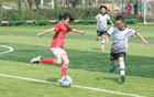 新闻特写：足球赛添彩“五一”童年